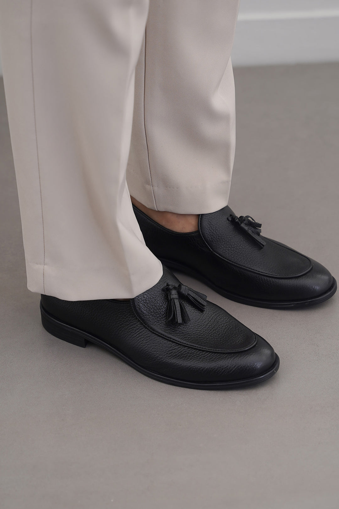 GRAINED LEATHER TASSEL LOAFERS