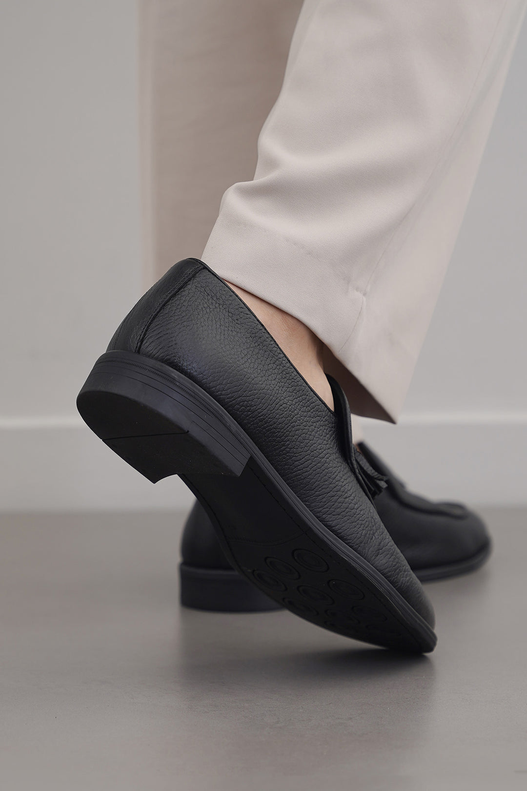 GRAINED LEATHER TASSEL LOAFERS