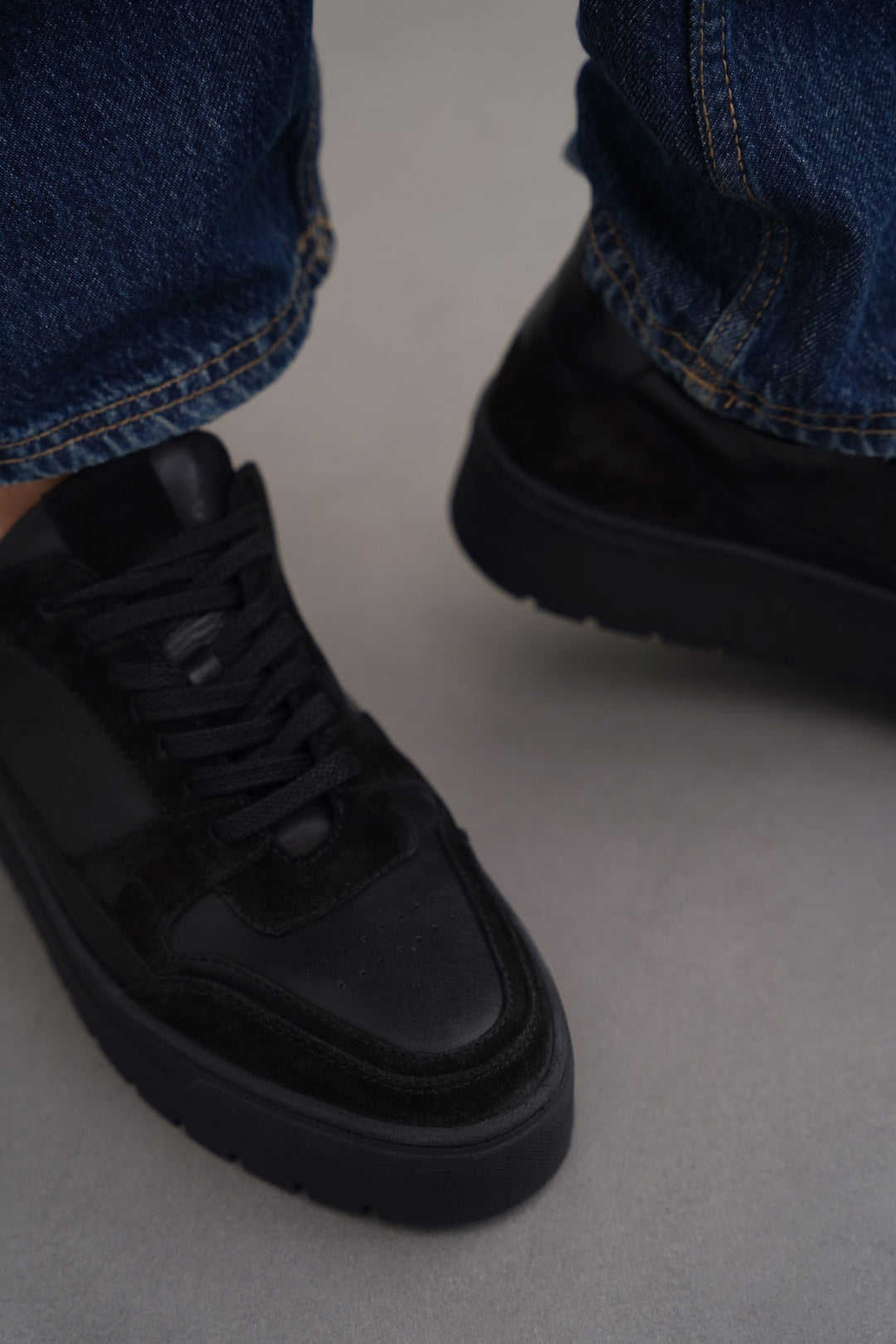 BLACK LEATHER CHUNKY SNEAKERS