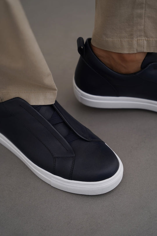 NAVY LOW TOP LEATHER SNEAKERS