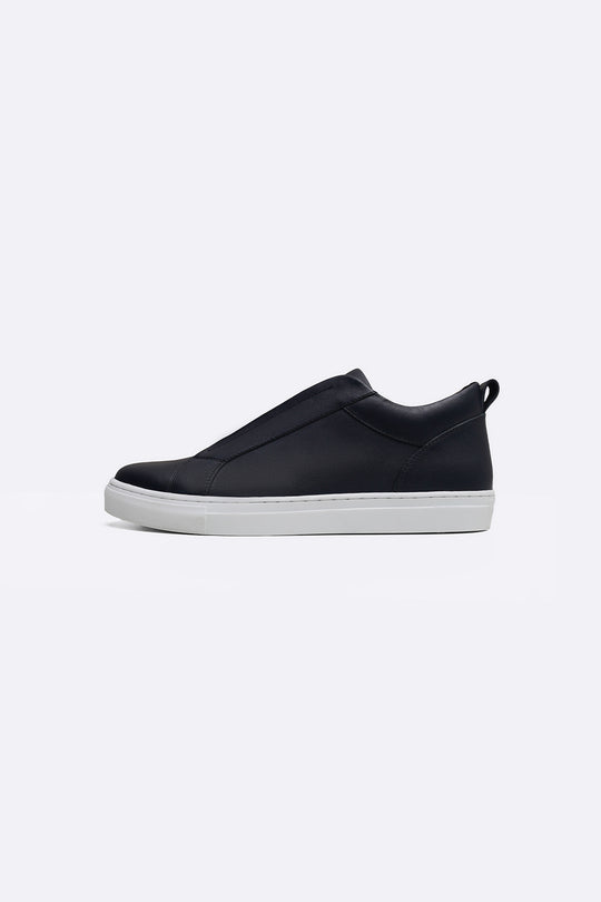 NAVY LOW TOP LEATHER SNEAKERS