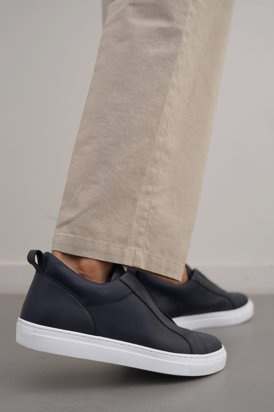 NAVY LOW TOP LEATHER SNEAKERS