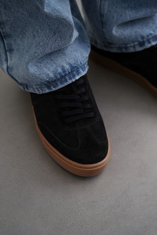 BLACK LACE-UP LEATHER SNEAKER