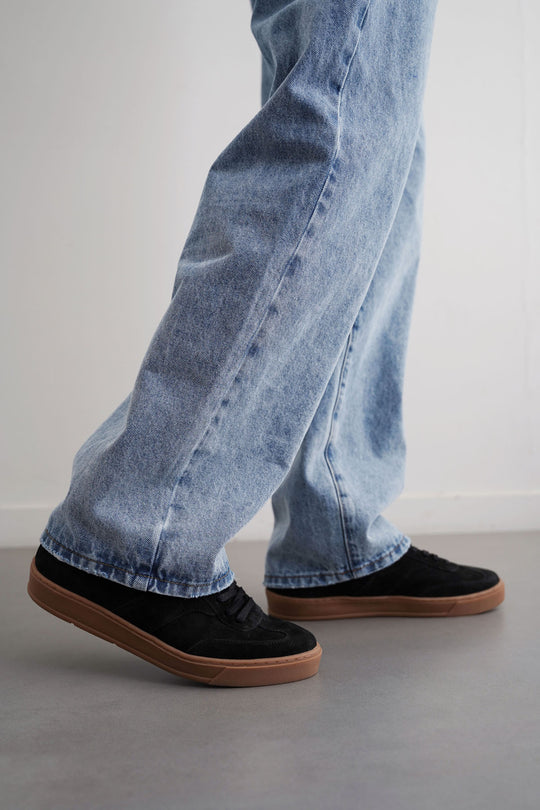 BLACK LACE-UP LEATHER SNEAKER