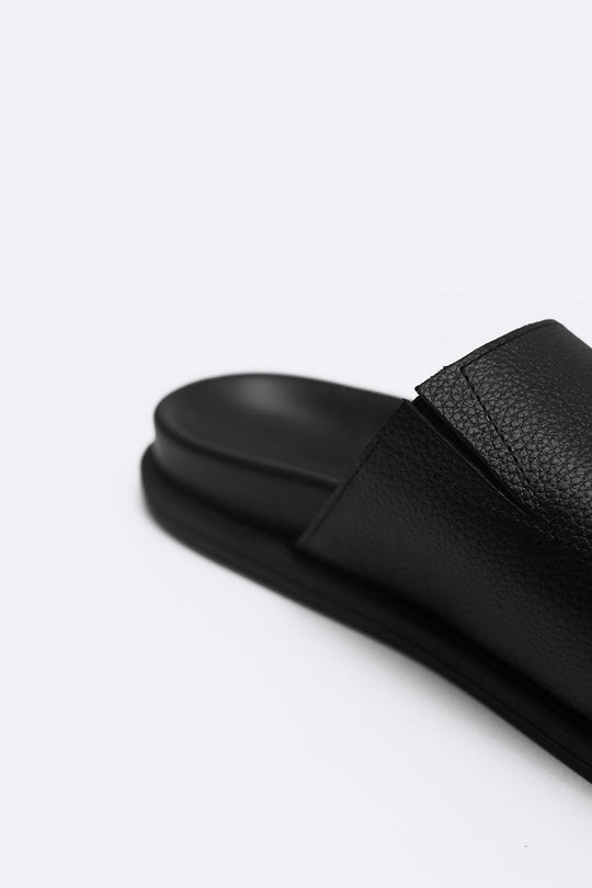 BLACK TOE LOOP LEATHER SLIDE