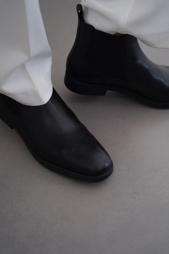 BLACK CLASSIC BLACK LEATHER CHELSEA BOOTS