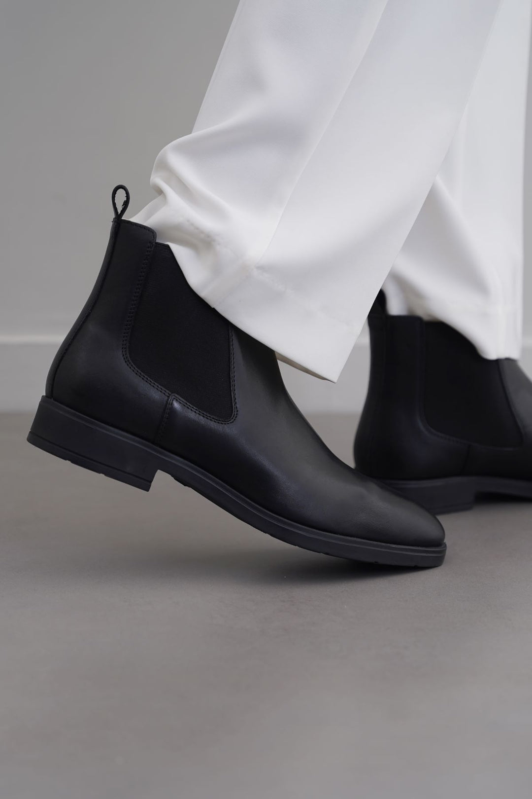 BLACK CLASSIC BLACK LEATHER CHELSEA BOOTS