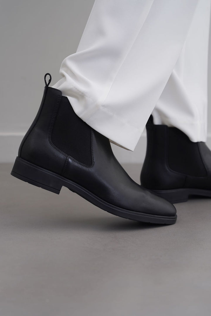 BLACK CLASSIC BLACK LEATHER CHELSEA BOOTS