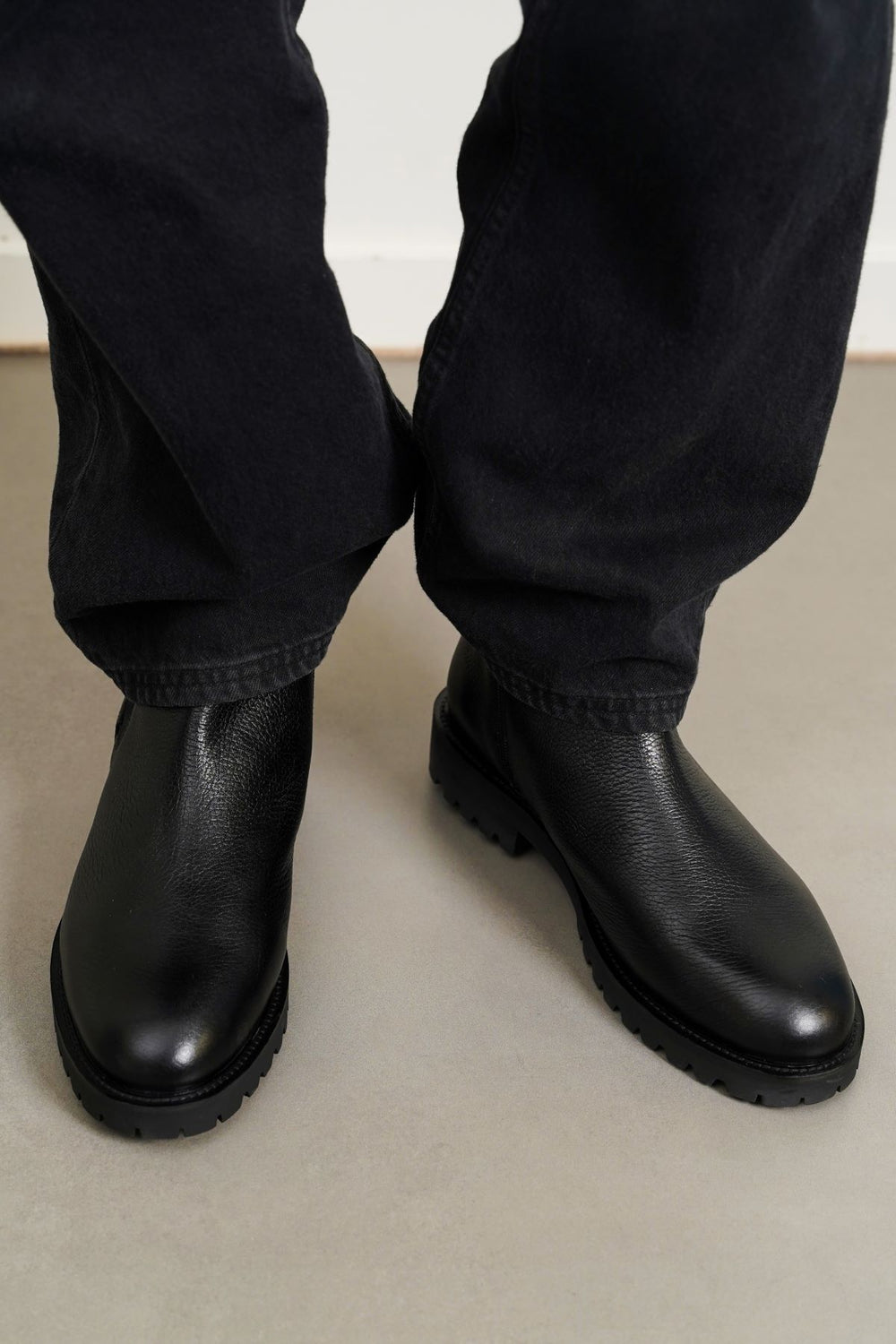 BLACK CLASSIC BLACK LEATHER CHELSEA BOOTS