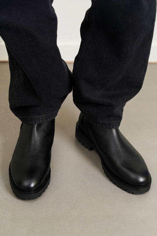 BLACK CLASSIC BLACK LEATHER CHELSEA BOOTS