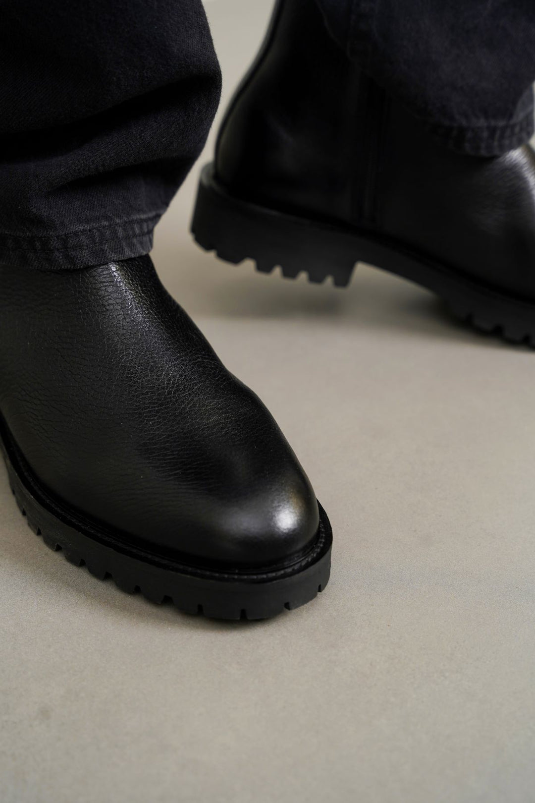 BLACK CLASSIC BLACK LEATHER CHELSEA BOOTS