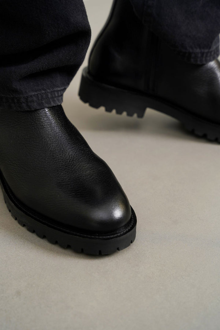 BLACK CLASSIC BLACK LEATHER CHELSEA BOOTS