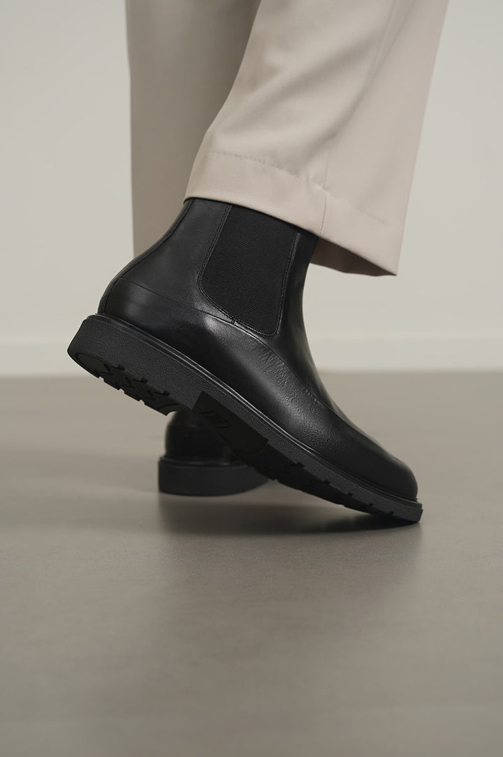 BLACK LEATHER CHELSEA BOOTS