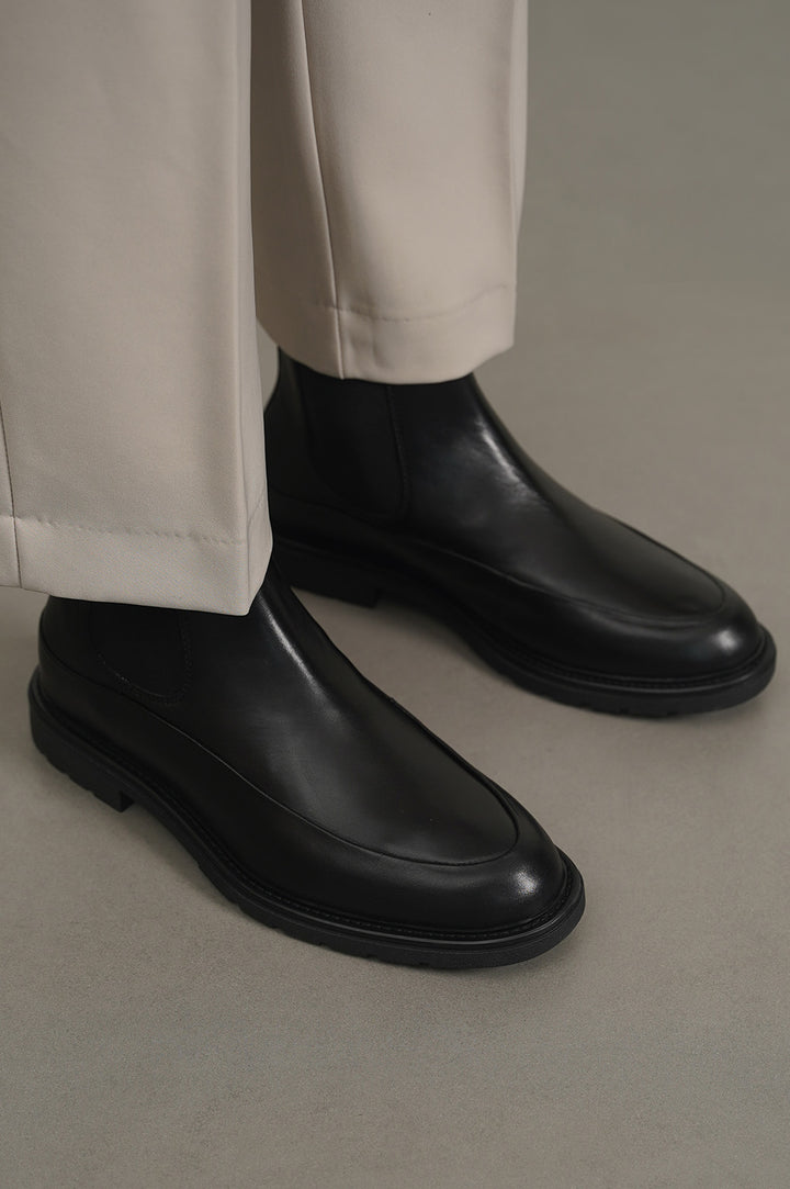 BLACK LEATHER CHELSEA BOOTS