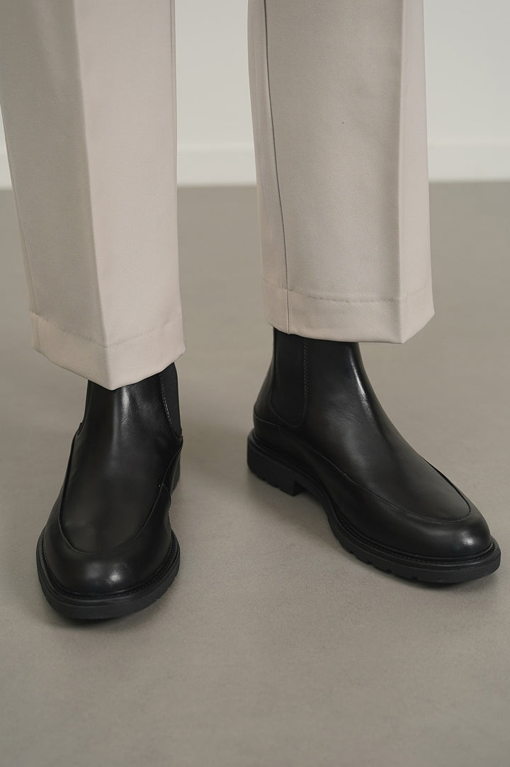 BLACK LEATHER CHELSEA BOOTS