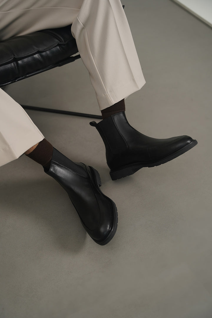 BLACK LEATHER CHELSEA BOOTS