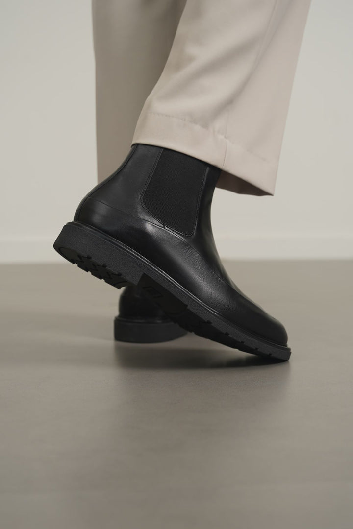 BLACK CLASSIC BLACK LEATHER CHELSEA BOOTS