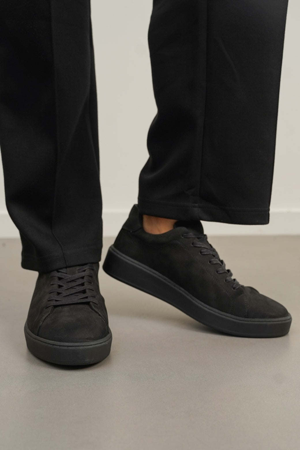 ALL BLACK LEATHER LACE-UP SNEAKERS