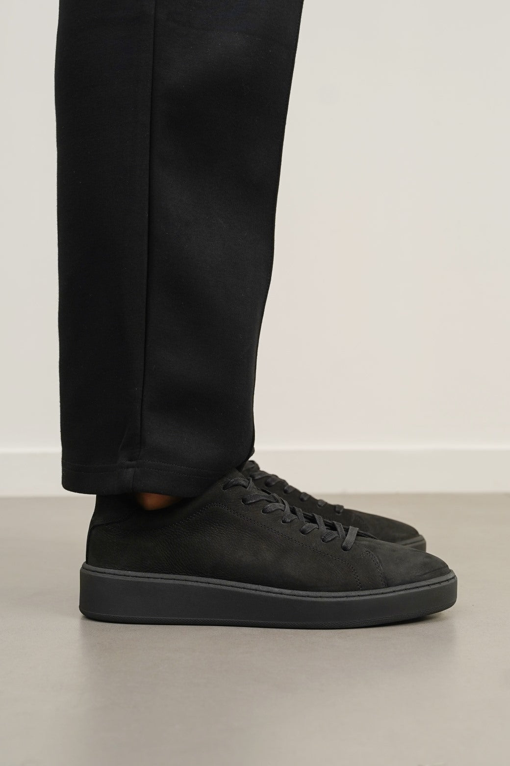 ALL BLACK LEATHER LACE-UP SNEAKERS