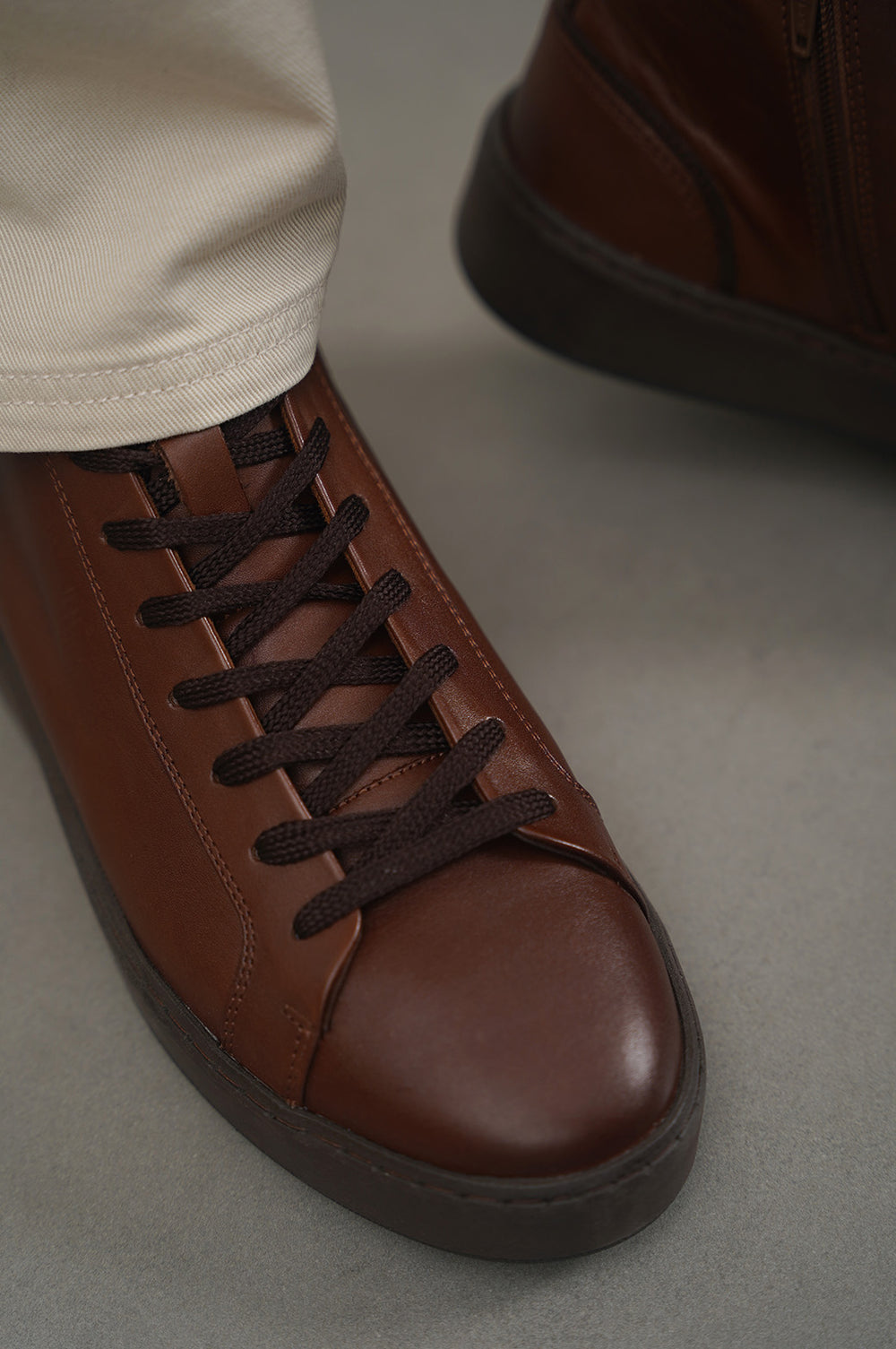 BROWN HIGH-TOP LEATHER SNEAKERS