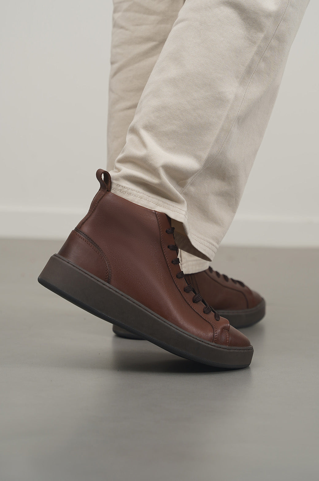 BROWN HIGH-TOP LEATHER SNEAKERS