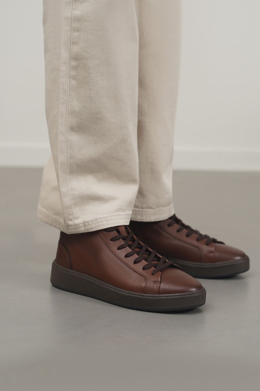 BROWN HIGH-TOP LEATHER SNEAKERS