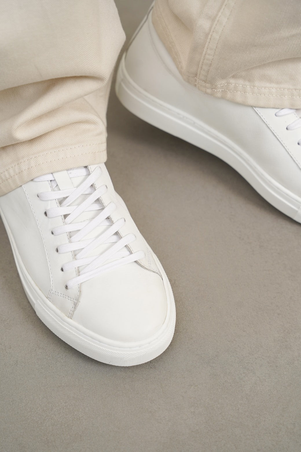 WHITE SLEEK LEATHER SNEAKERS