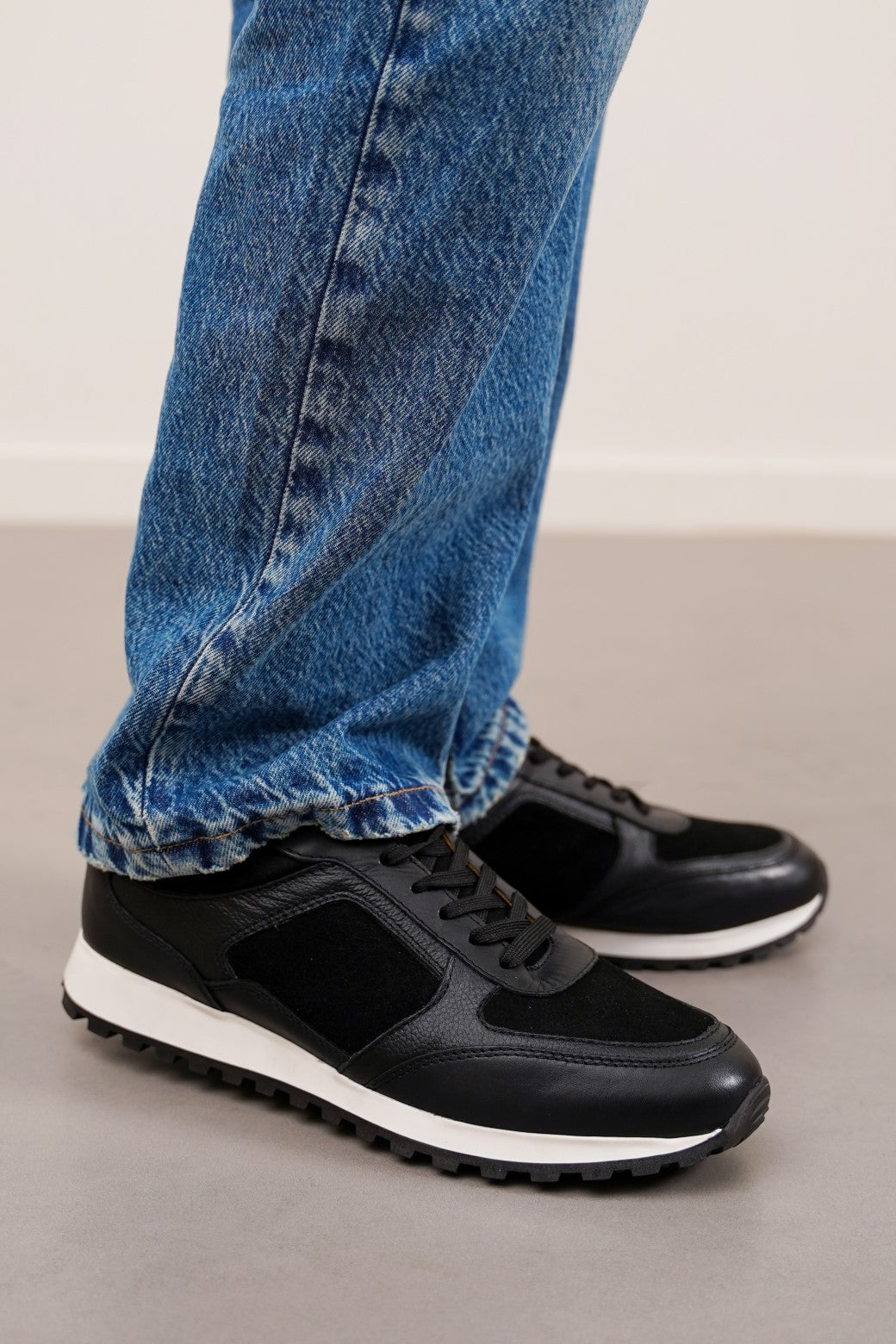 BLACK CASUAL LEATHER SNEAKERS