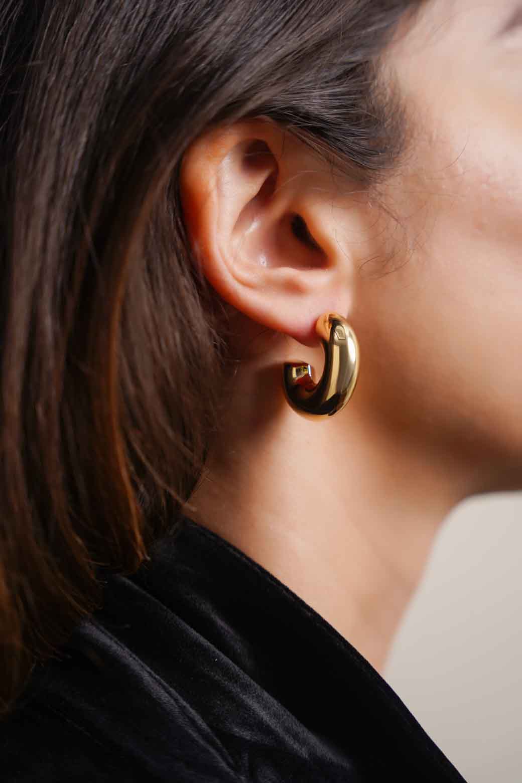 GOLD MINIMALIST HOOP