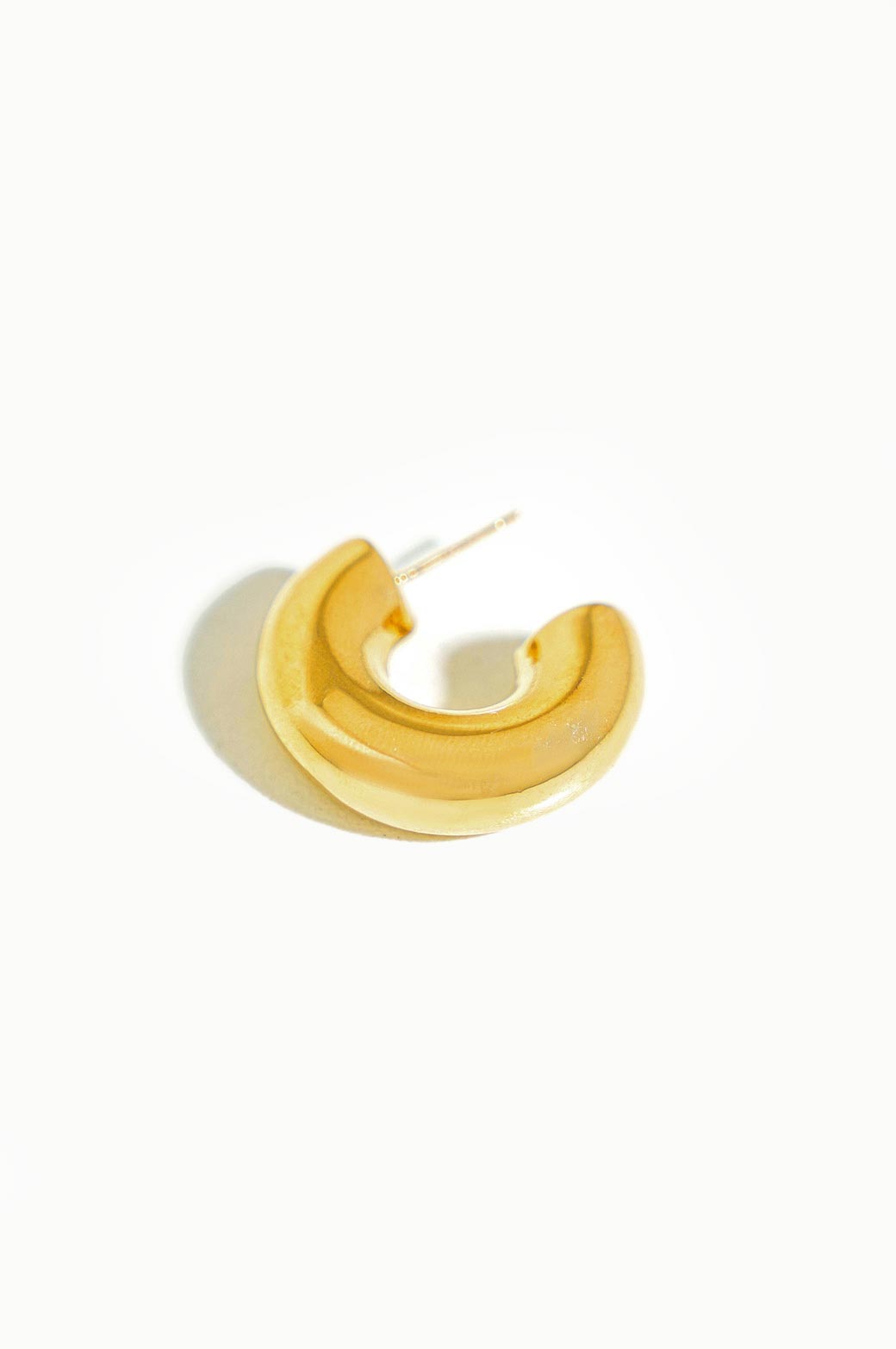 GOLD MINIMALIST HOOP