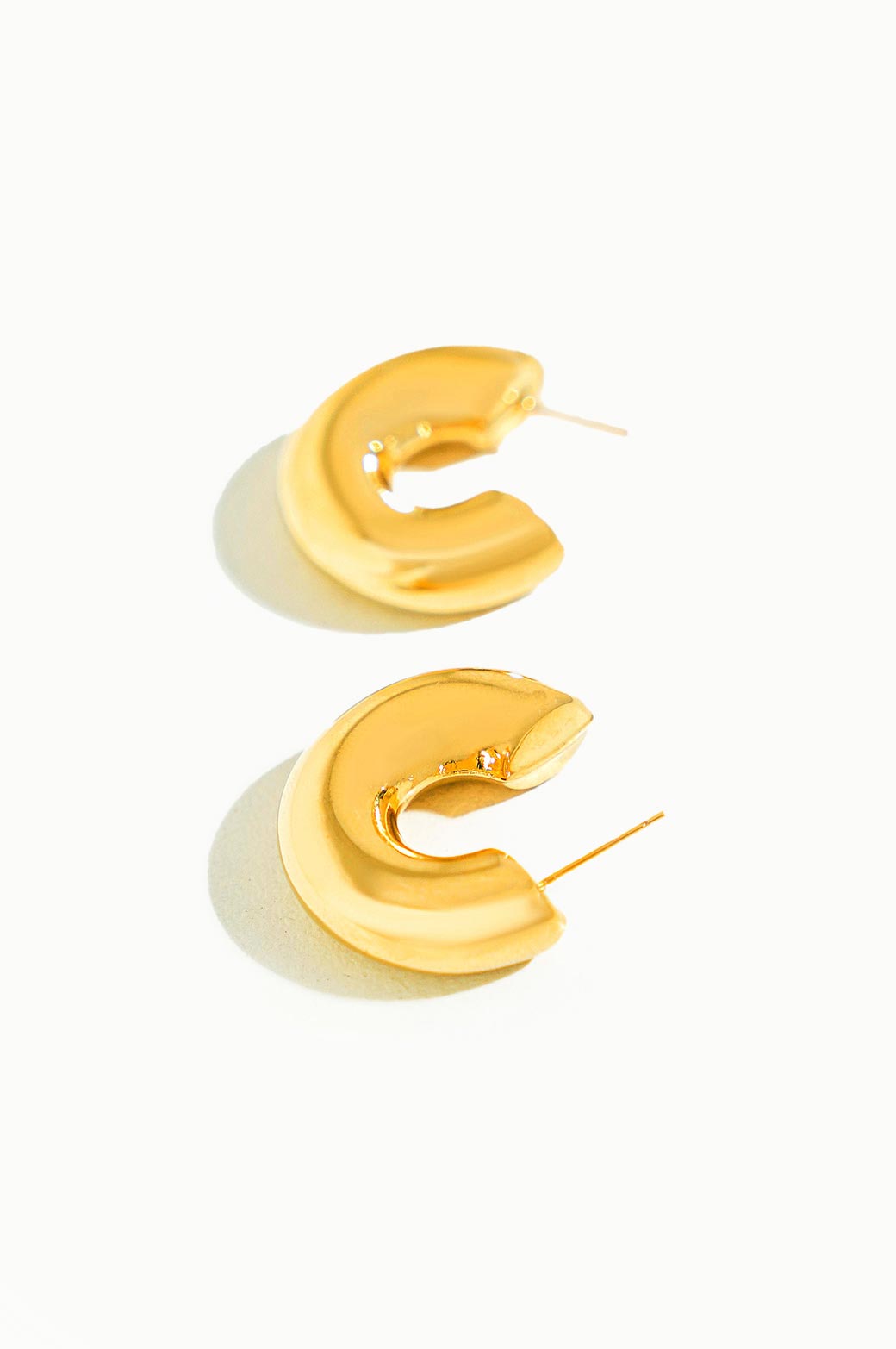 GOLD MINIMALIST HOOP