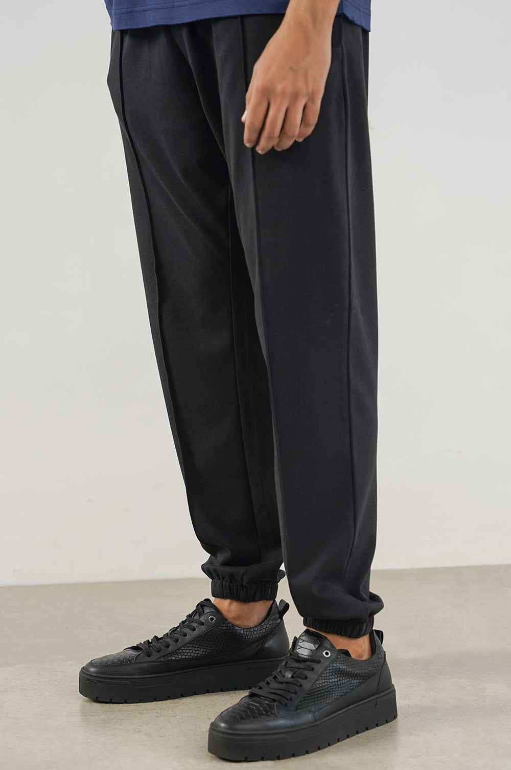 BLACK PLEATED JOGGER PANT