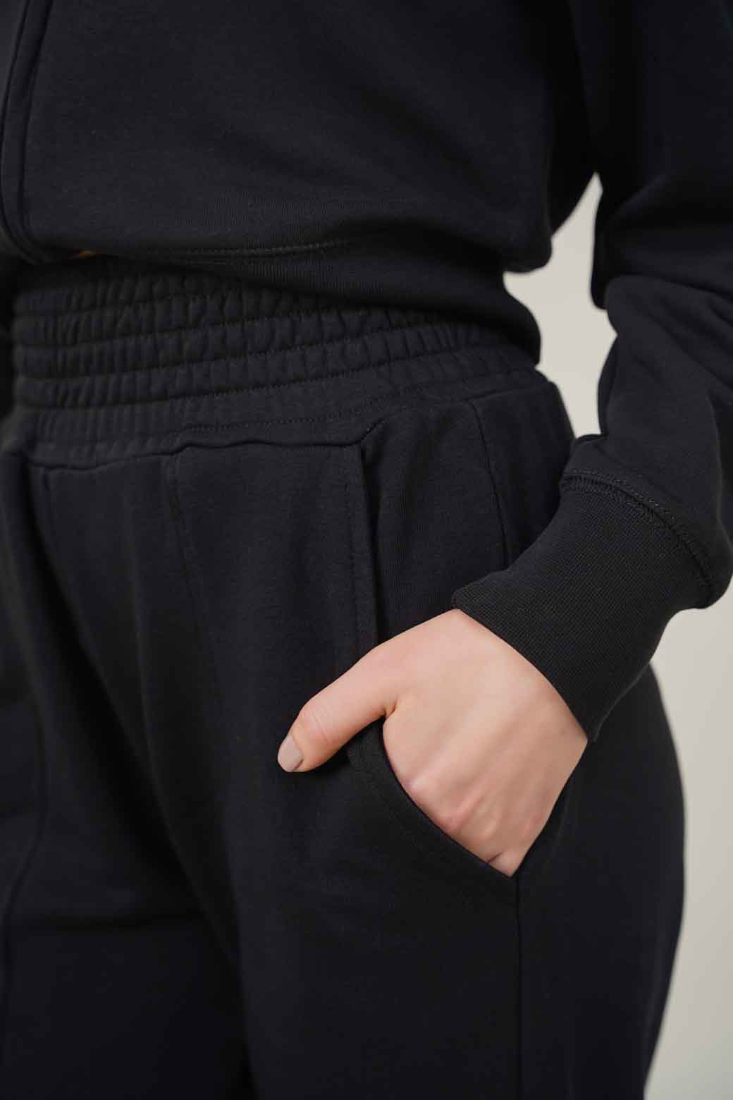 BLACK TROUSER WITH ELASTICATED HEM
