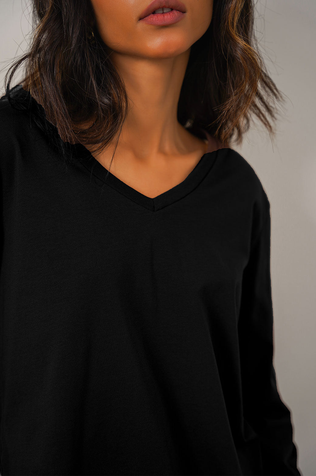 BLACK CASUAL V-NECK T-SHIRT