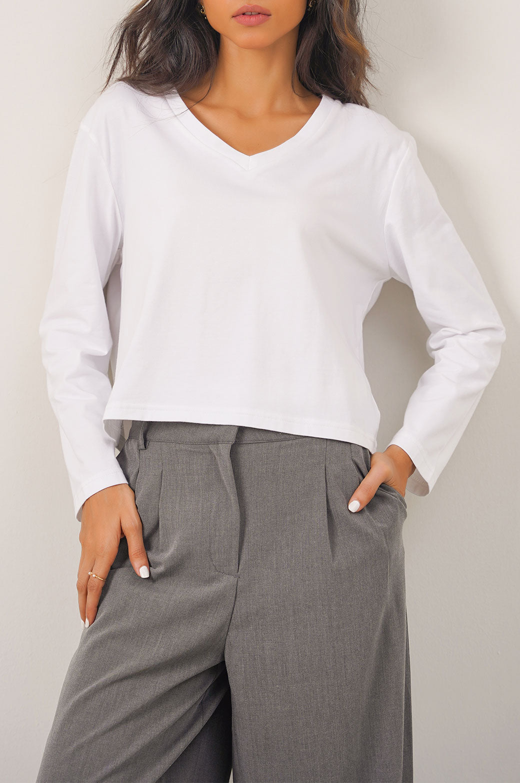 WHITE CASUAL V-NECK T-SHIRT