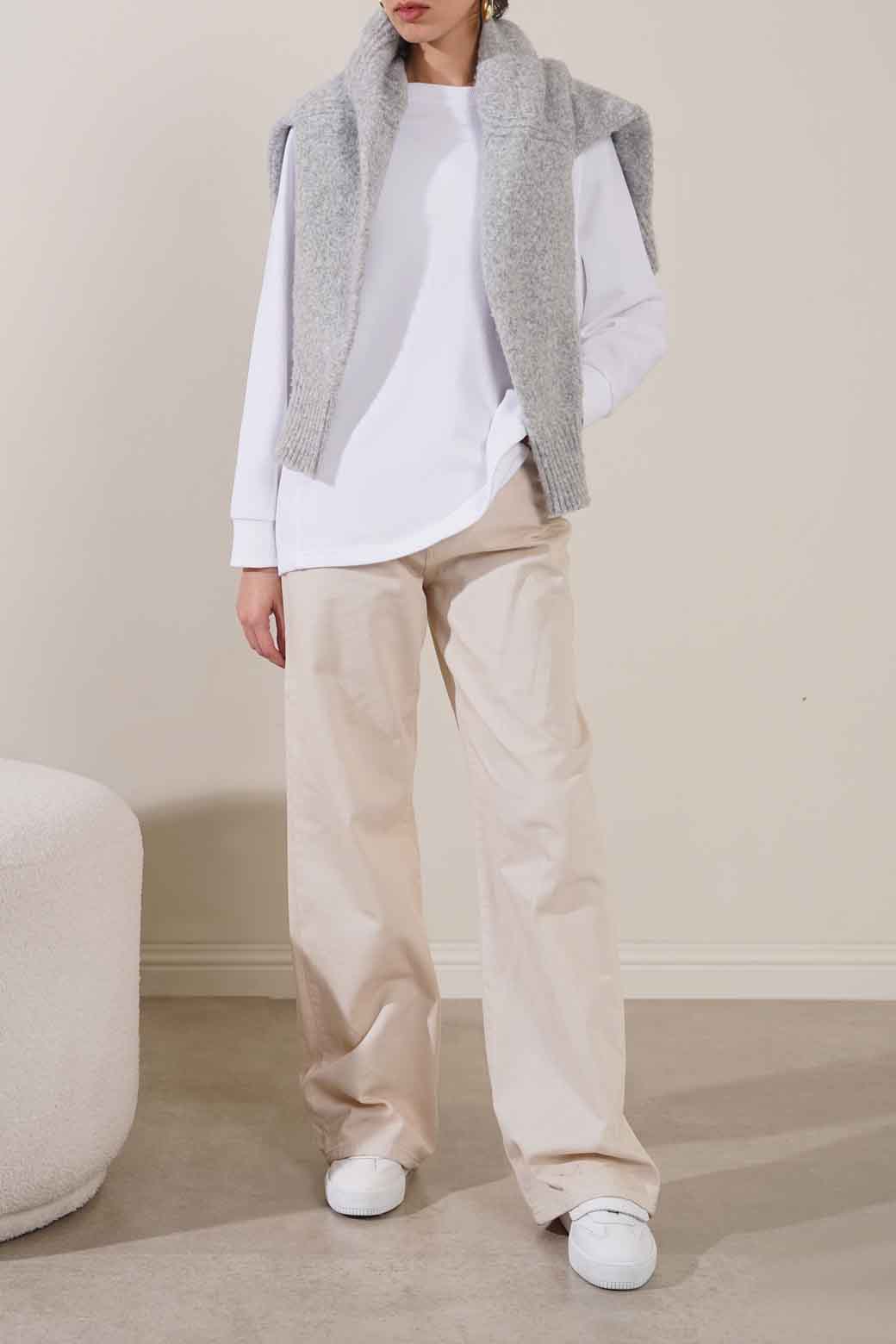 WHITE BASIC SWEATSHIRT