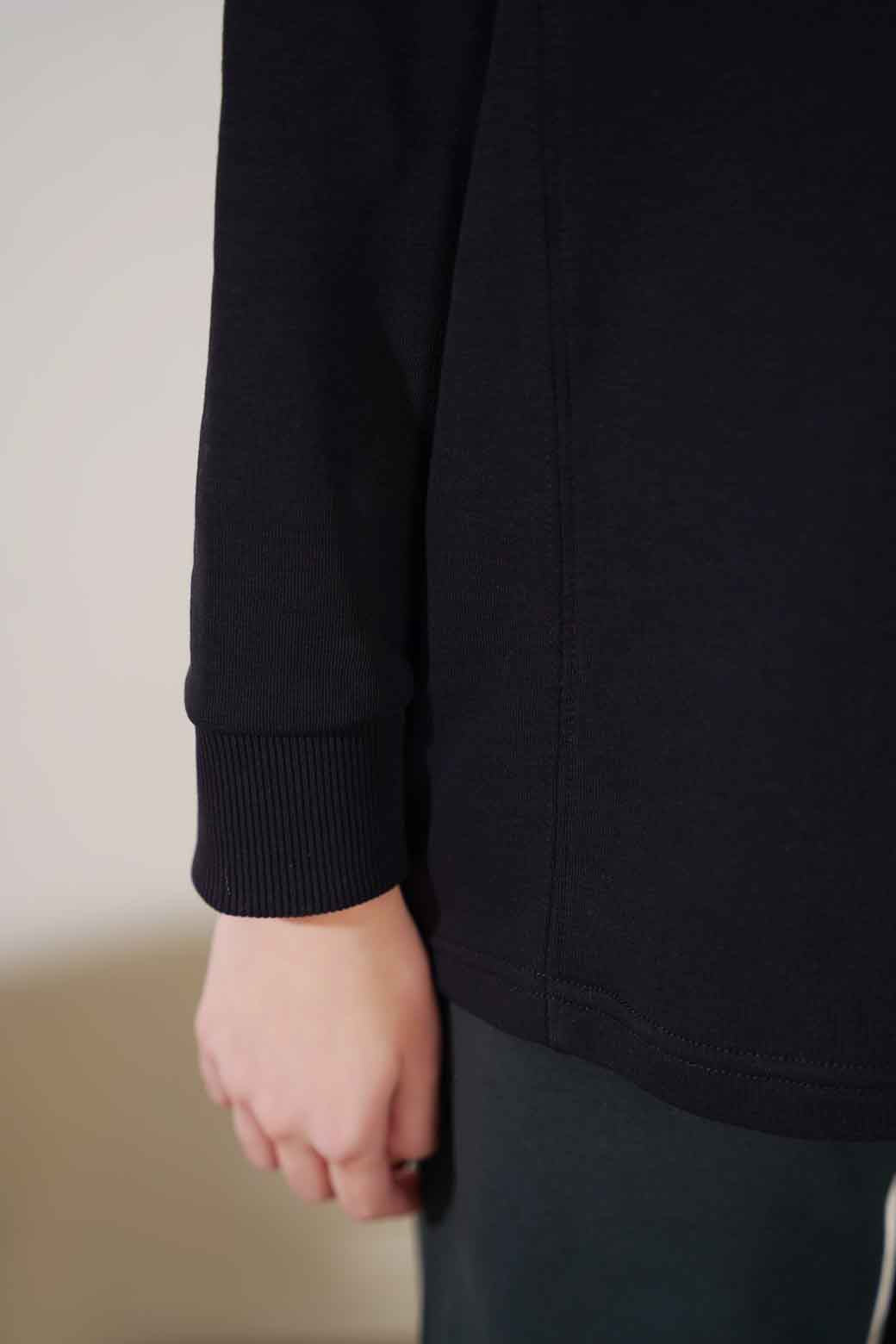 BLACK BASIC SWEATSHIRT