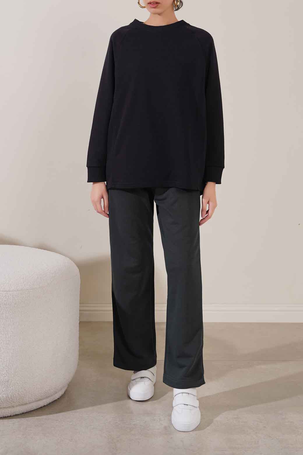 BLACK BASIC SWEATSHIRT