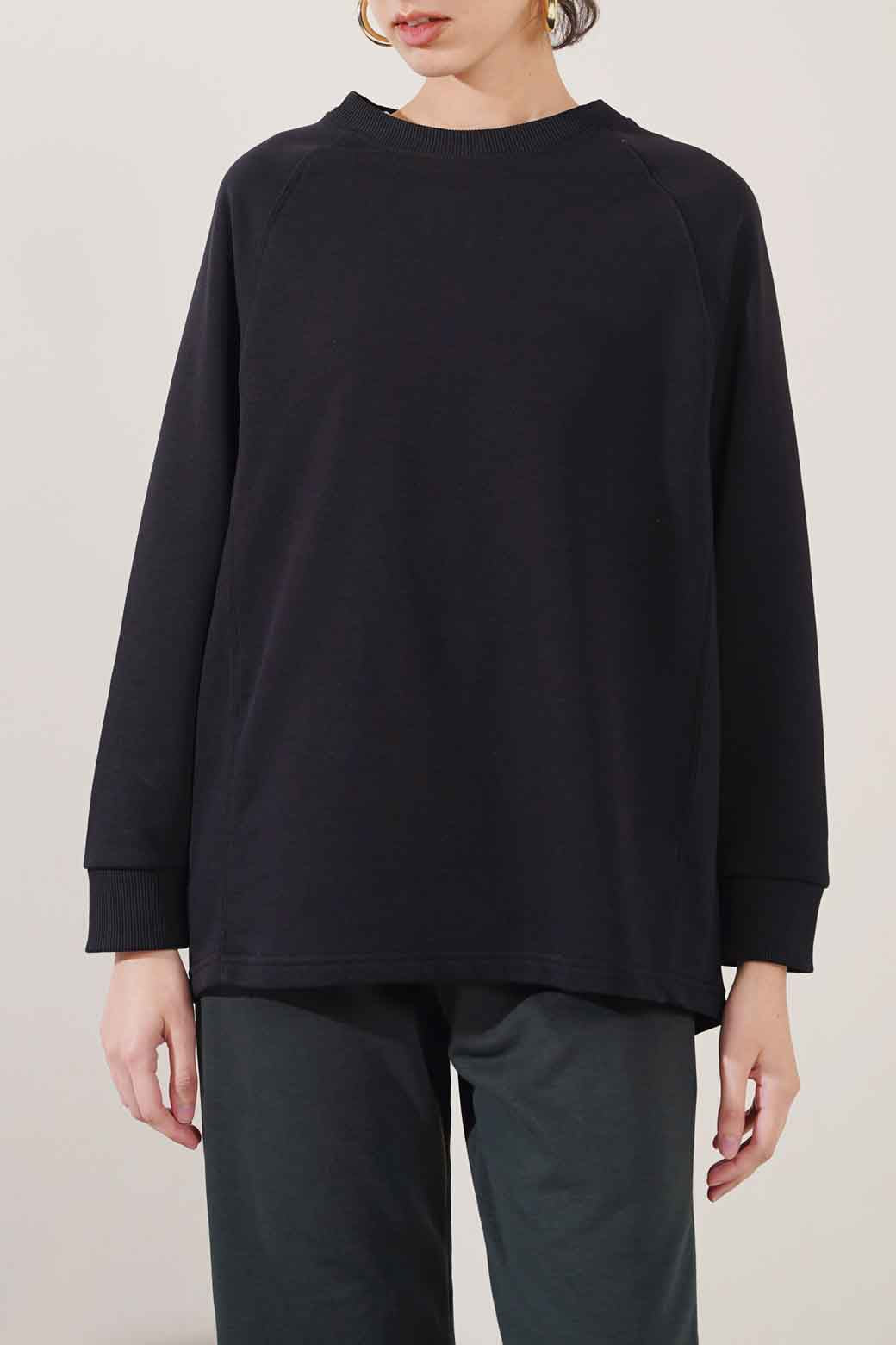 BLACK BASIC SWEATSHIRT