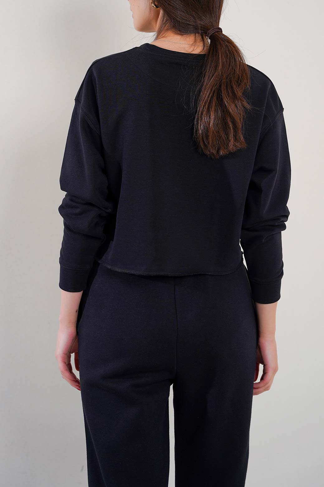 BLACK BASIC CROPPED SWEATSHIRT
