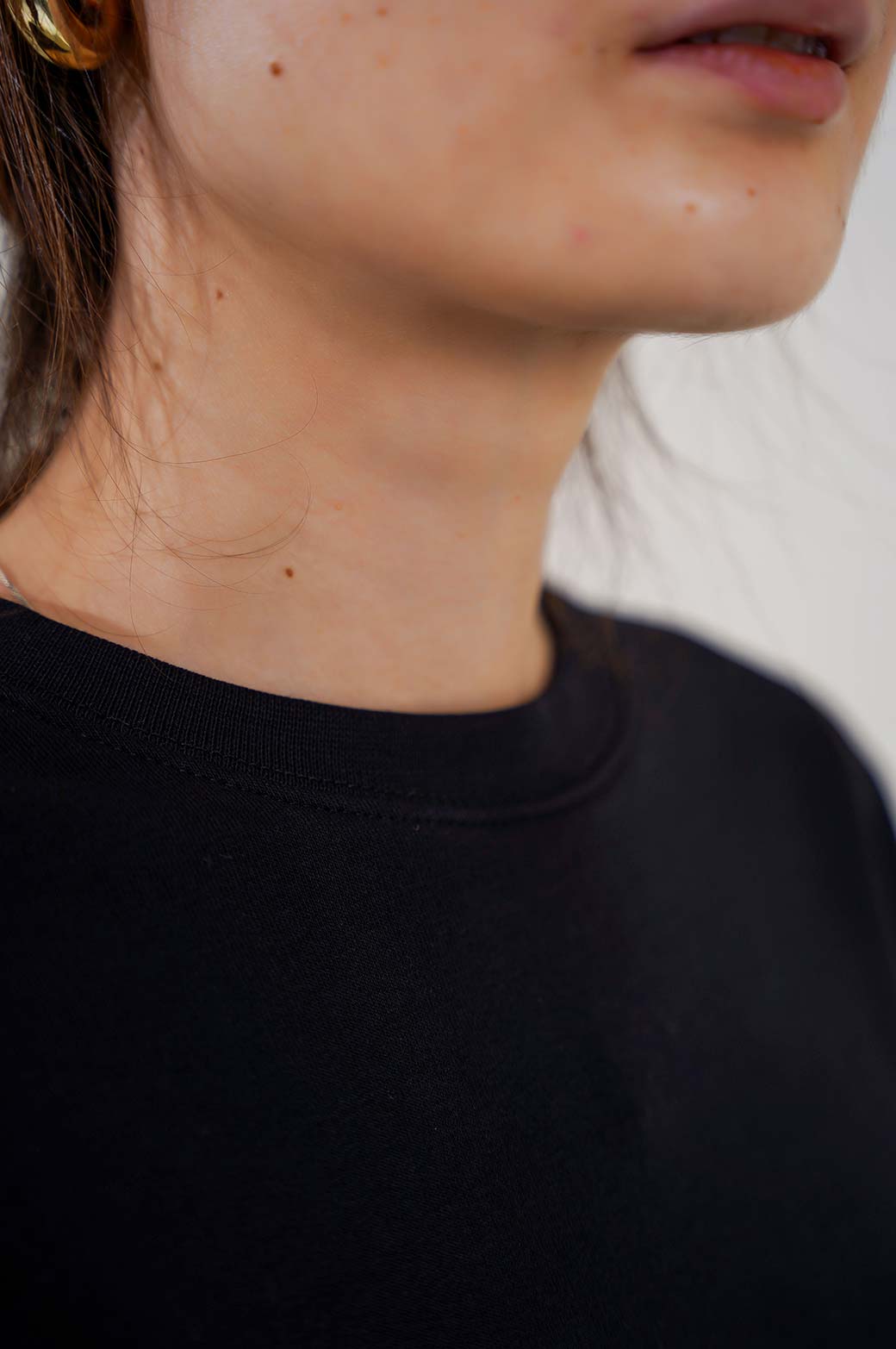 BLACK BASIC CROPPED SWEATSHIRT