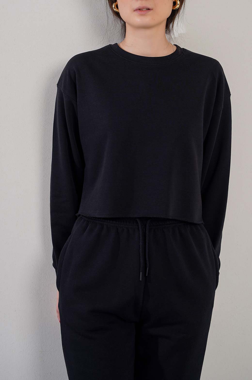 BLACK BASIC CROPPED SWEATSHIRT