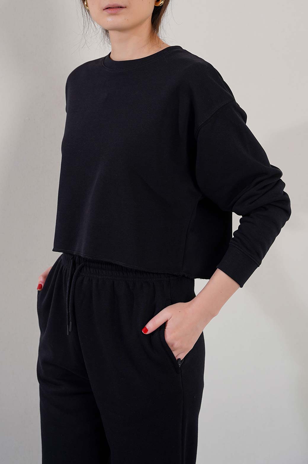 BLACK BASIC CROPPED SWEATSHIRT