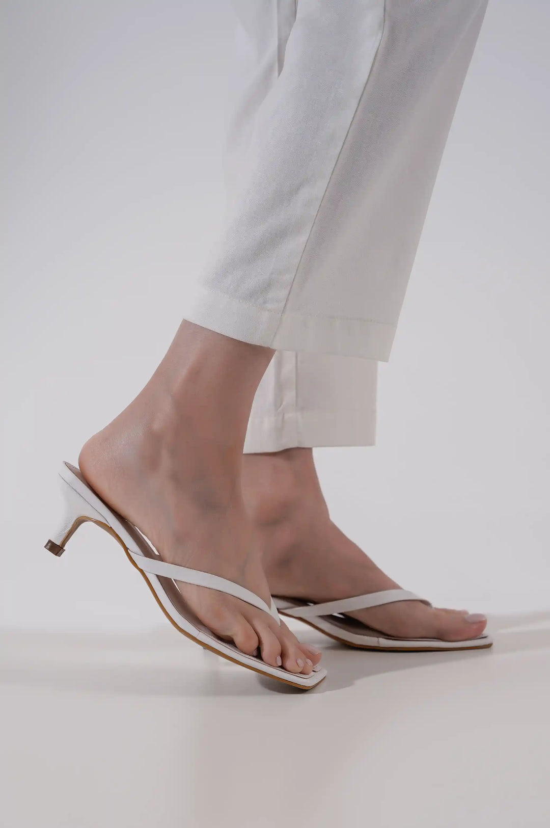 WHITE TOE THONG HEEL