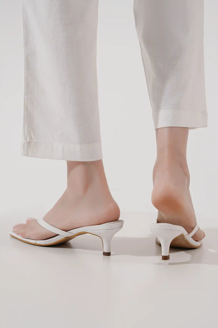 WHITE TOE THONG HEEL