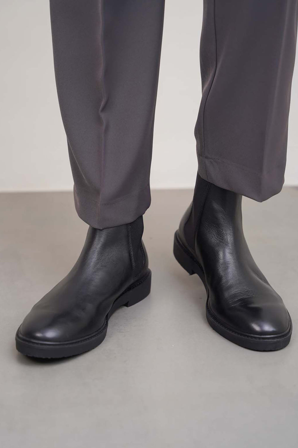 BLACK SMART BLACK LEATHER CHELSEA BOOTS