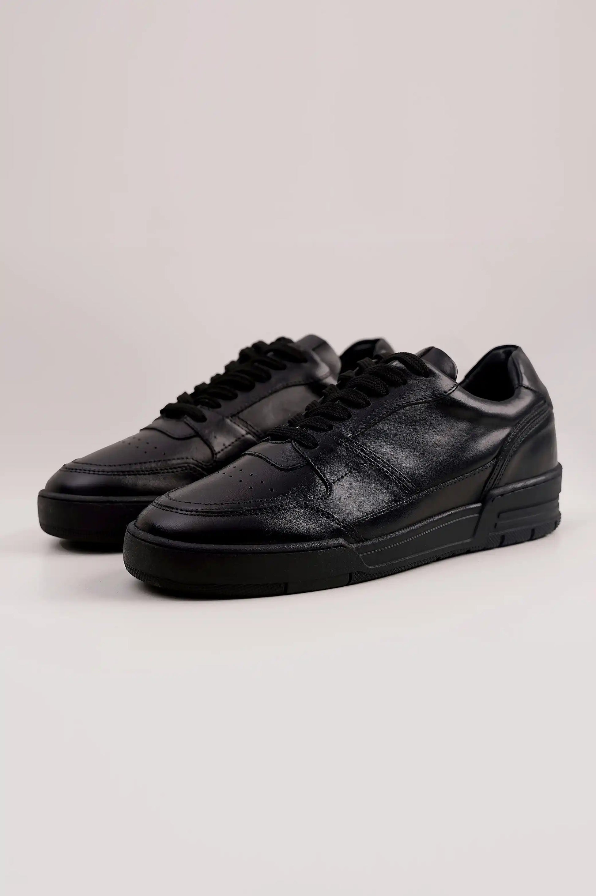 ALL BLACK MAN EVERYDAY SNEAKERS