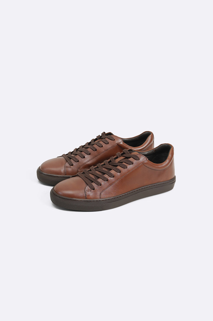 SLEEK LEATHER SNEAKERS