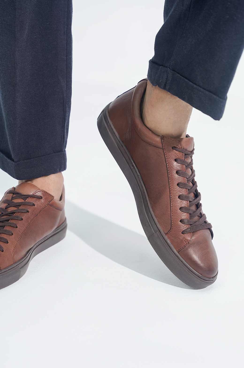 DARK BROWN LOW-TOP SNEAKERS
