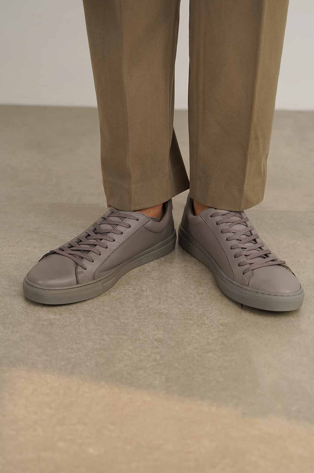 GREY SLEEK LEATHER SNEAKERS